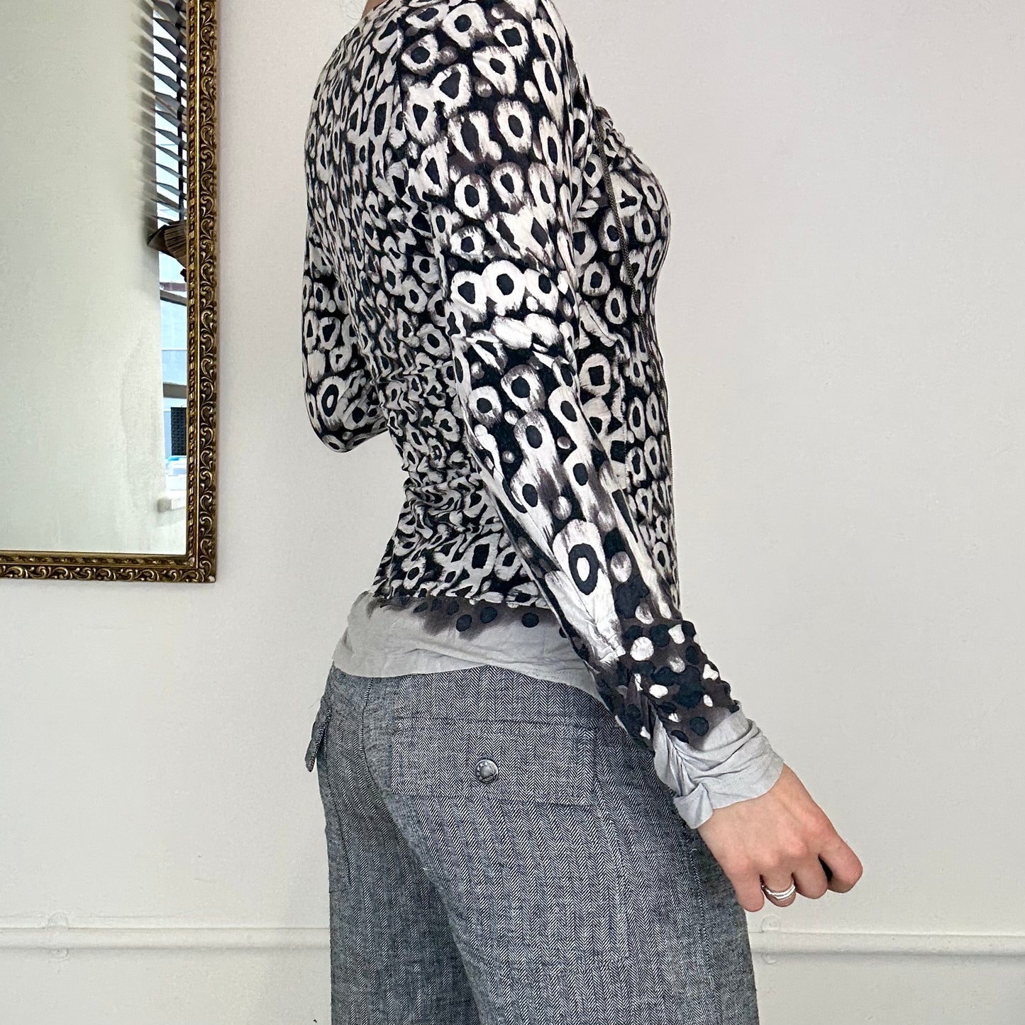 patterned v-neck long sleeve top with draped chain