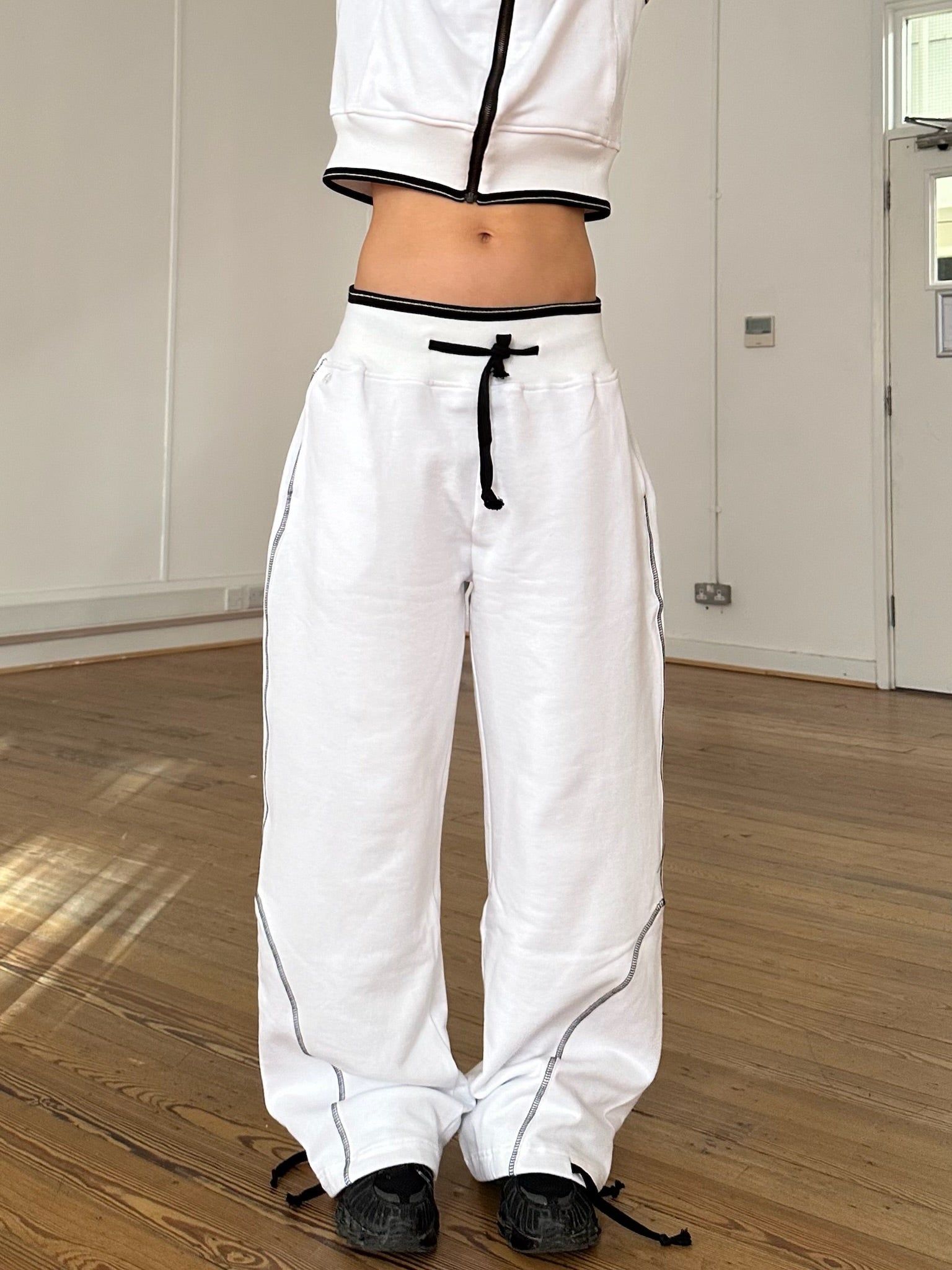 mooch jogger - white