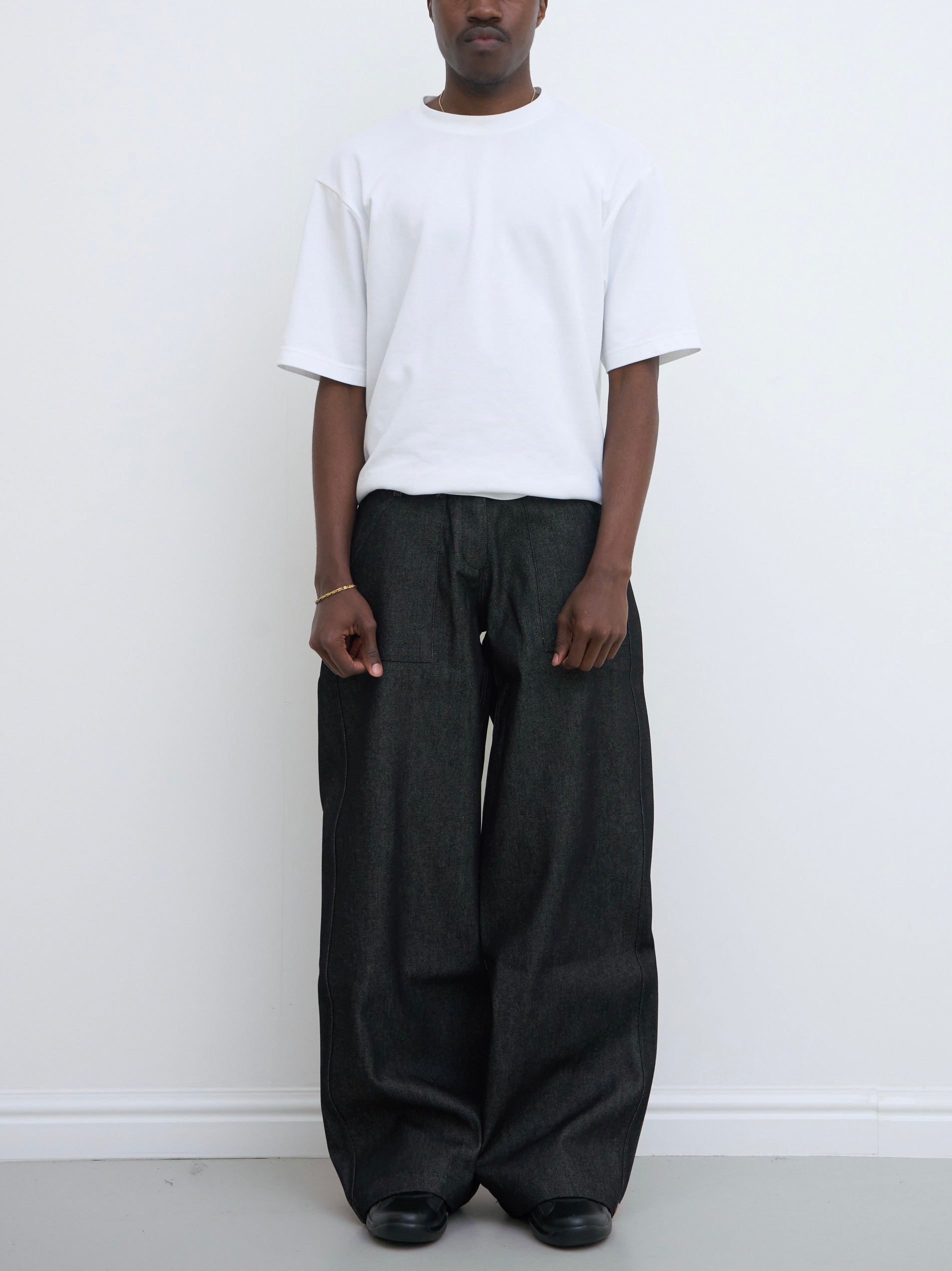 der slouch aus besticktem Denim in Anthrazit