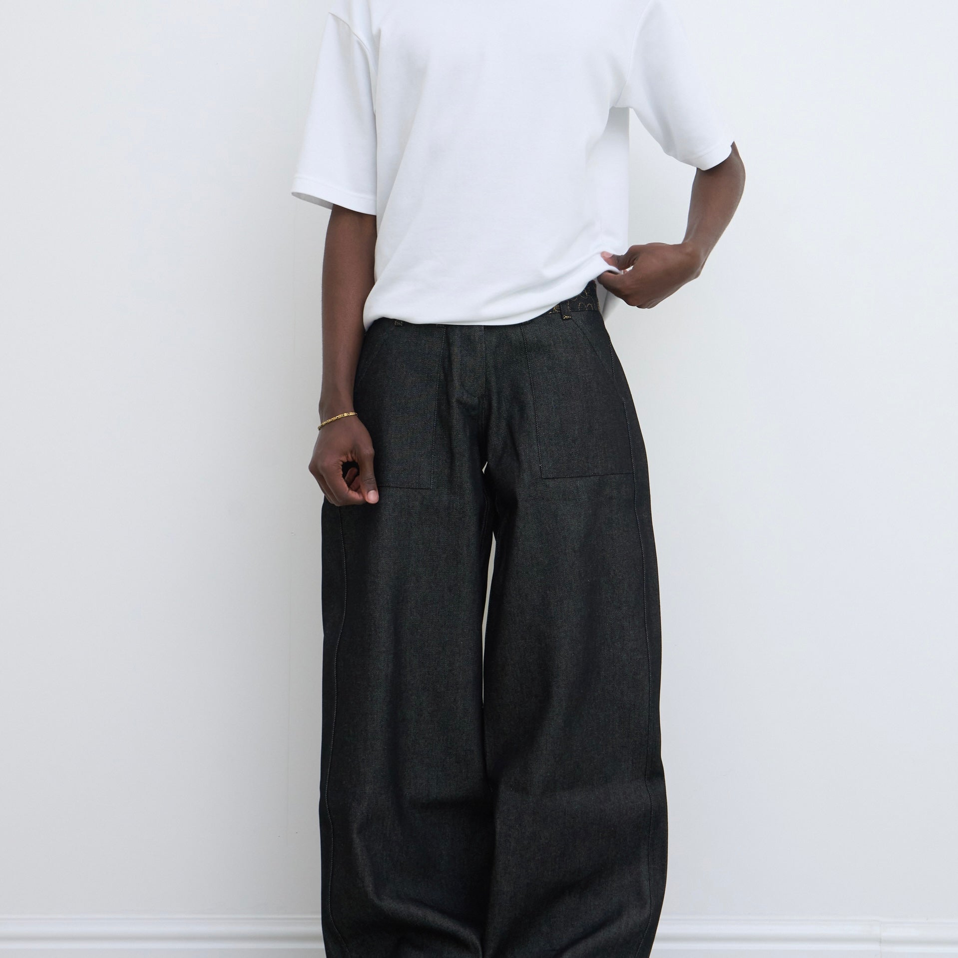 der slouch aus besticktem Denim in Anthrazit