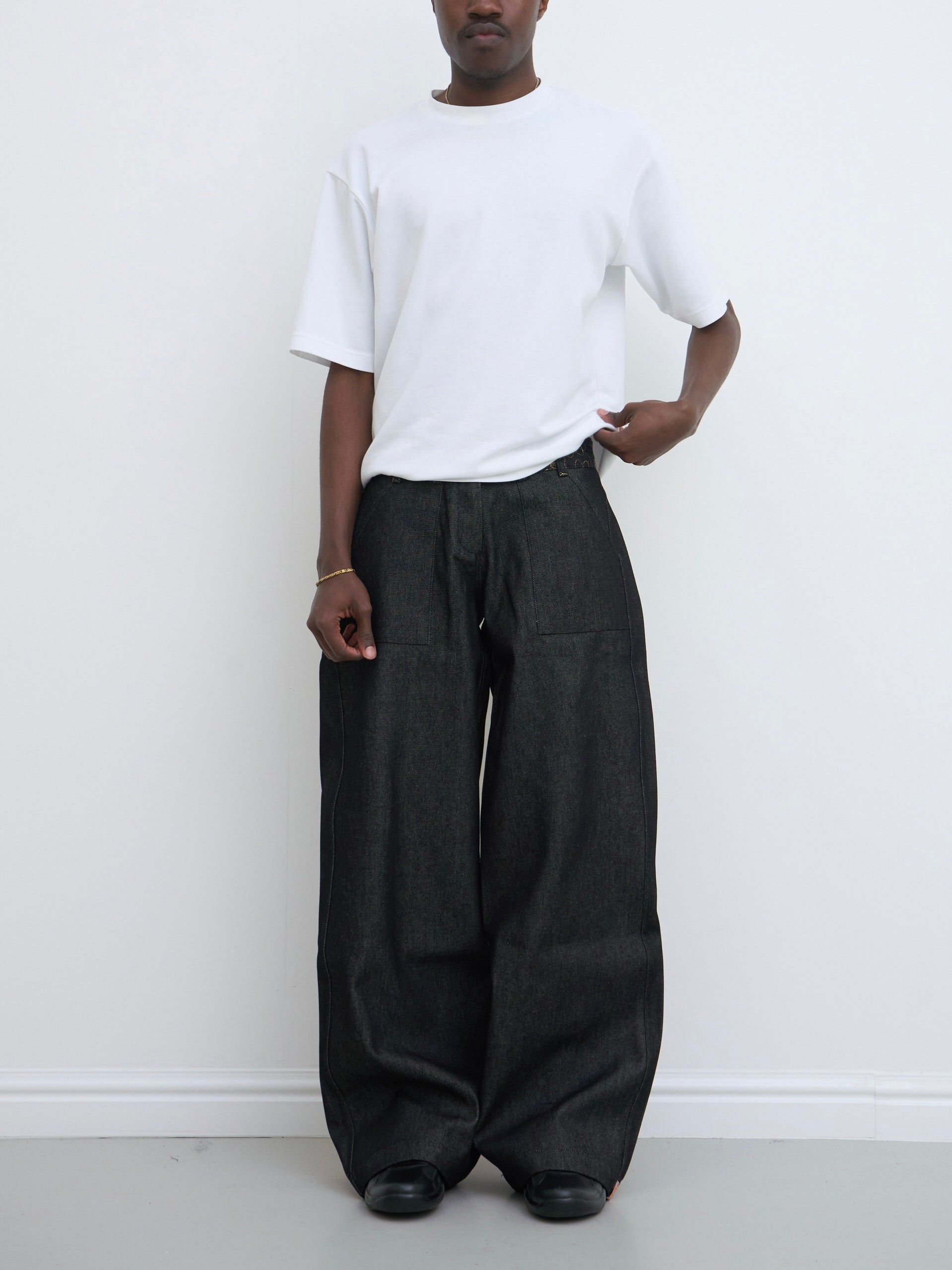 der slouch aus besticktem Denim in Anthrazit