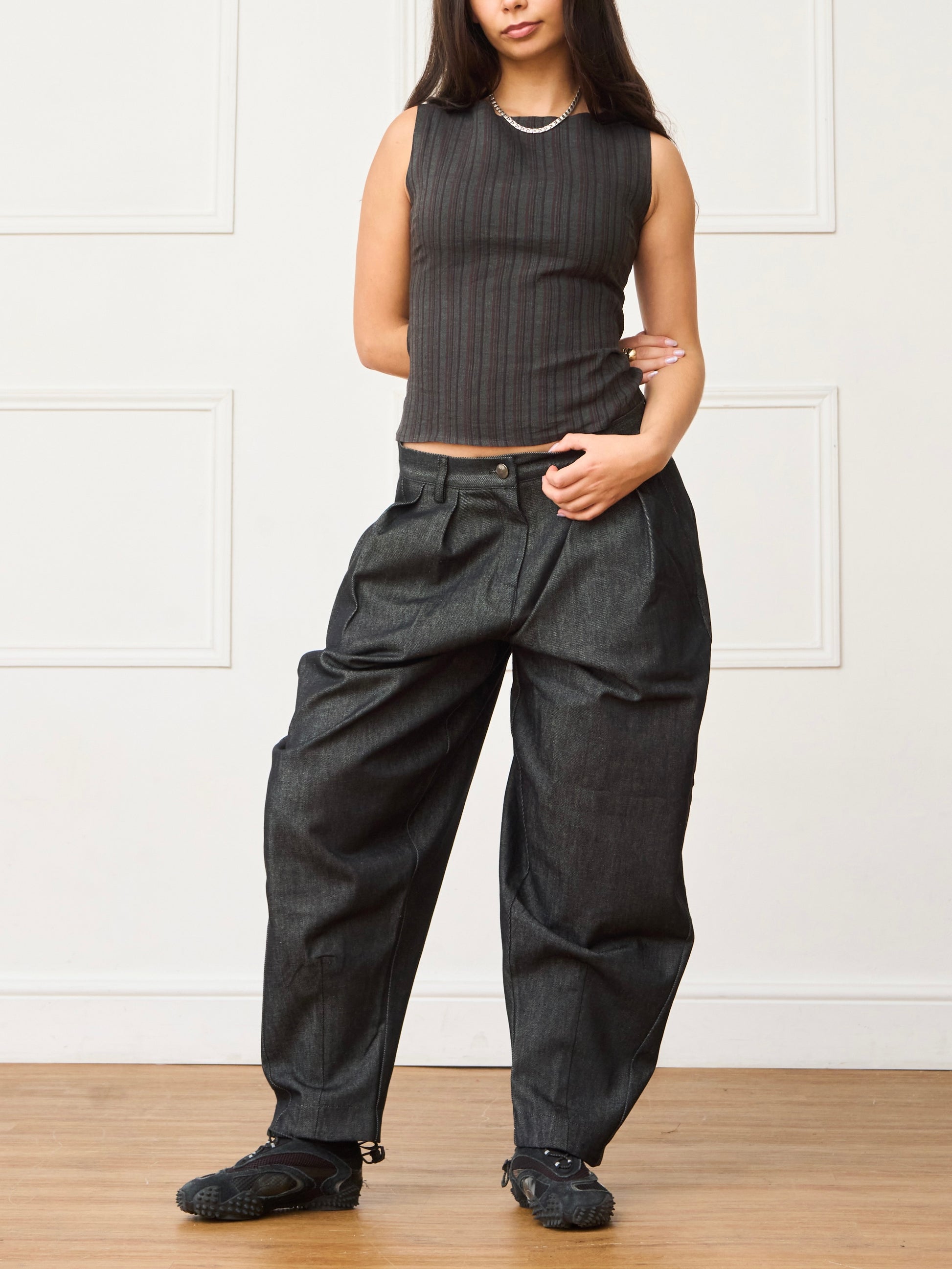 barrel jean - dark grey denim