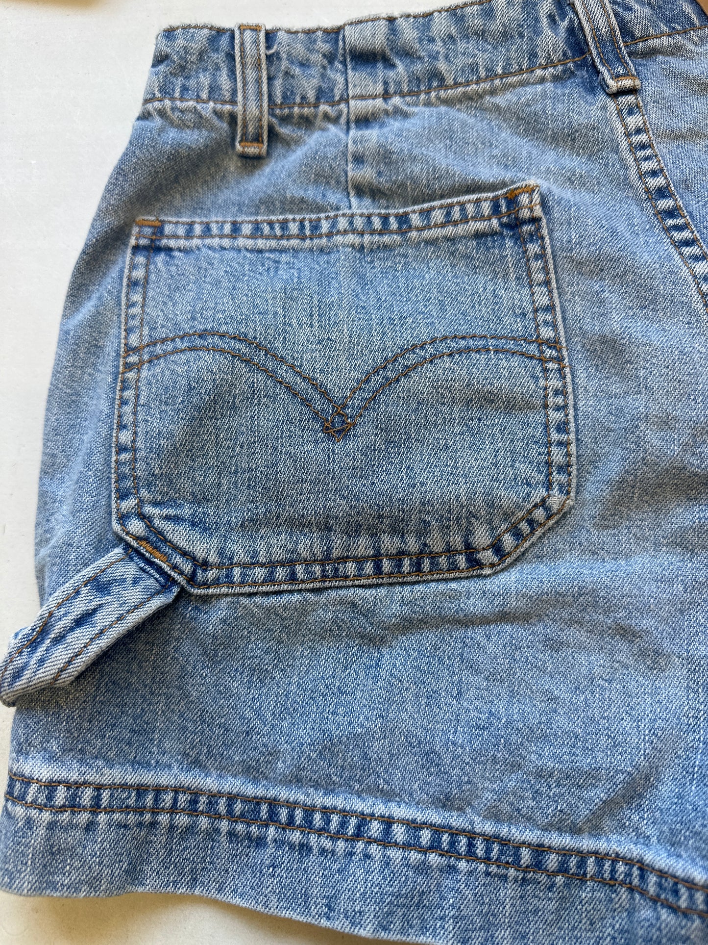 light wash levi’s denim shorts