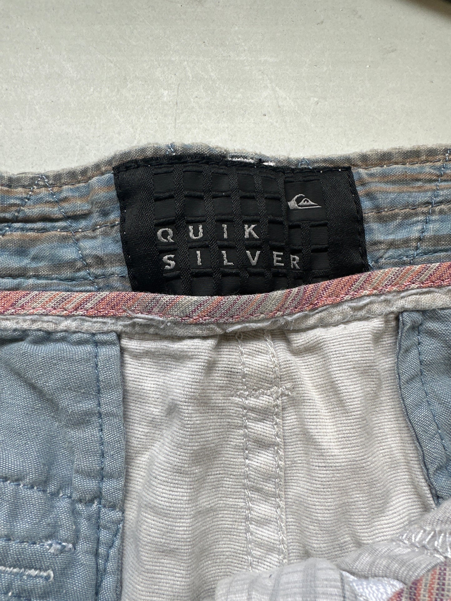 baggy light checkered quiksilver shorts