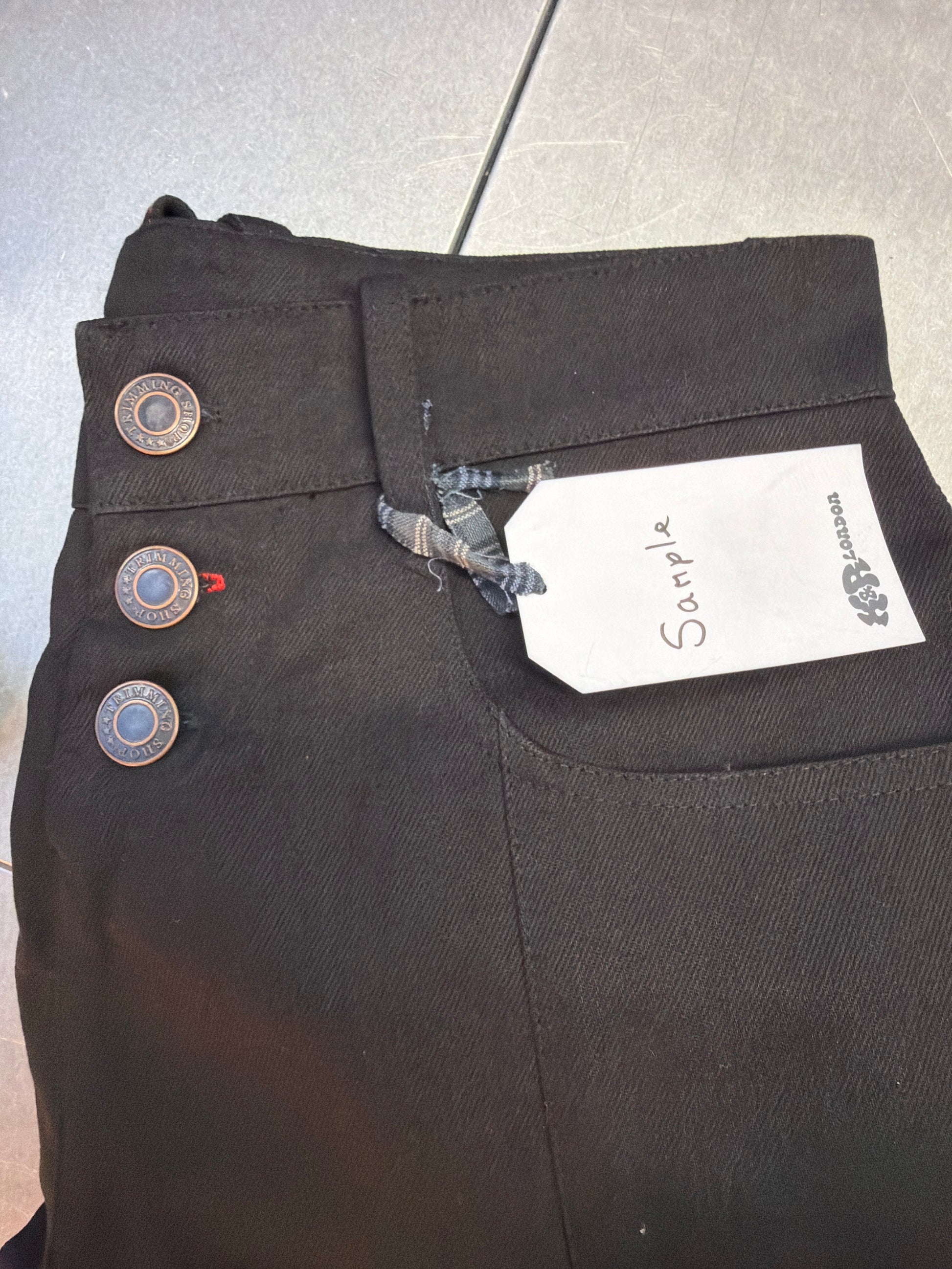 SAMPLE skater short - black denim