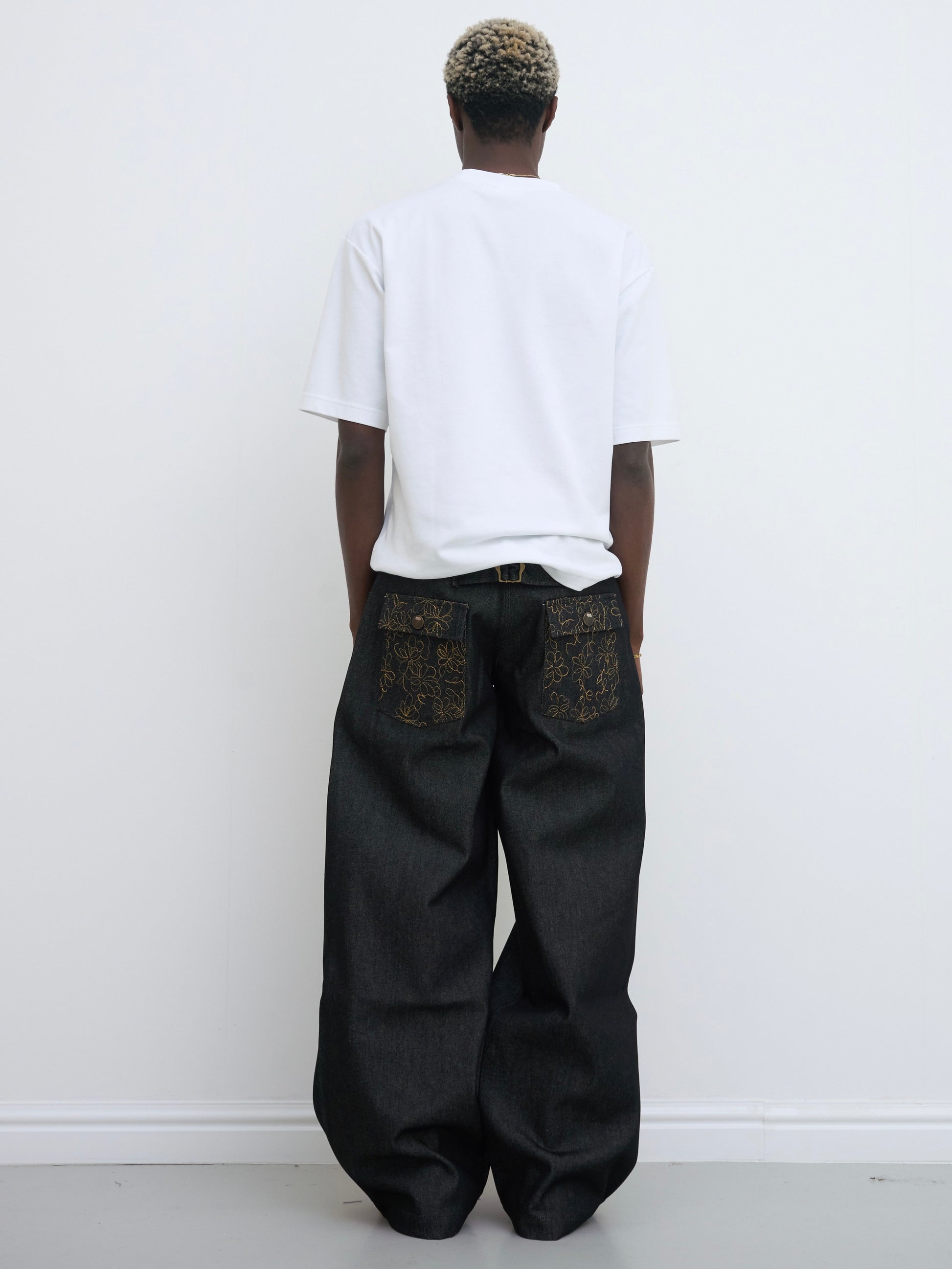 der slouch aus besticktem Denim in Anthrazit