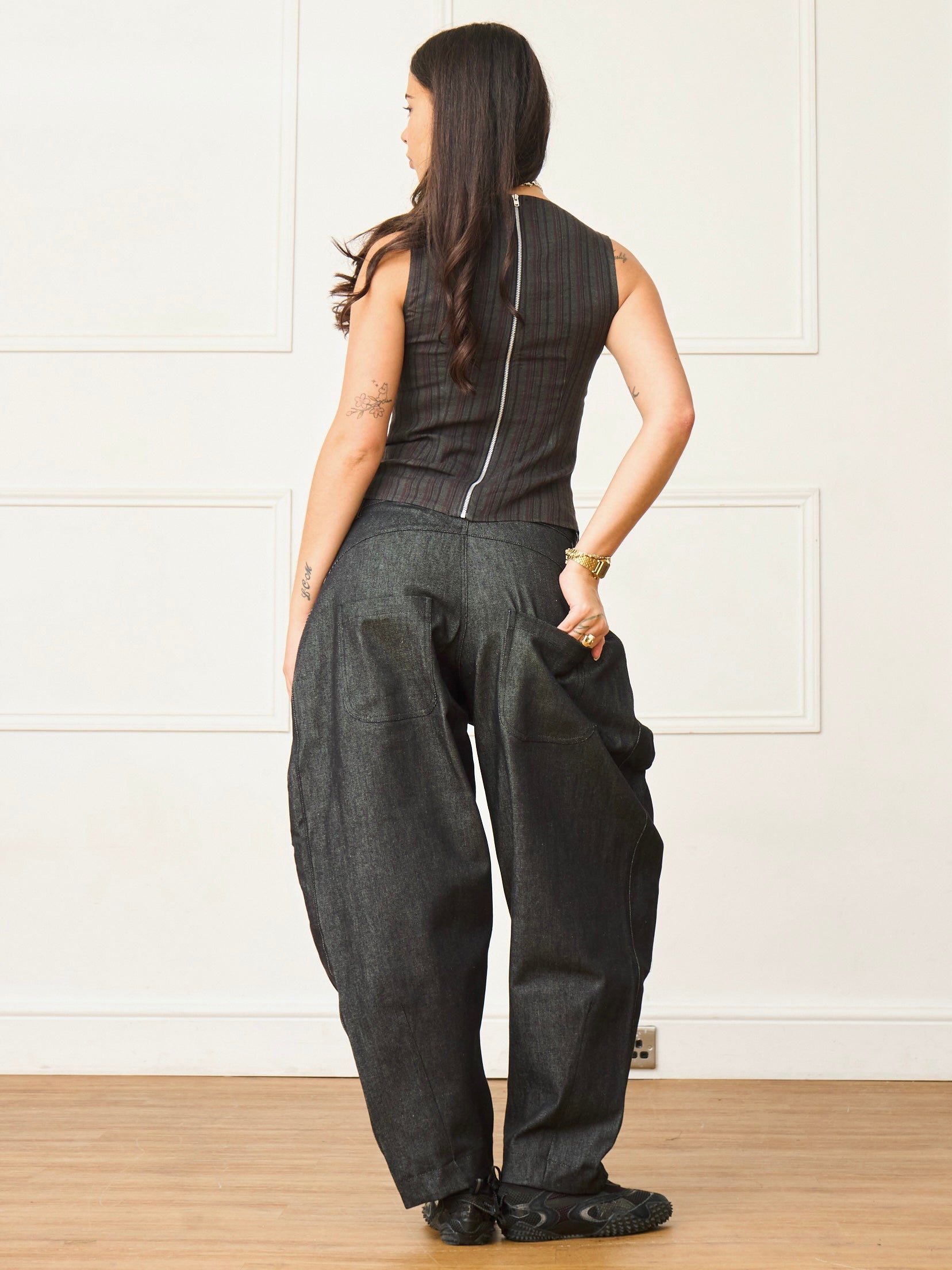 barrel jean - dark grey denim