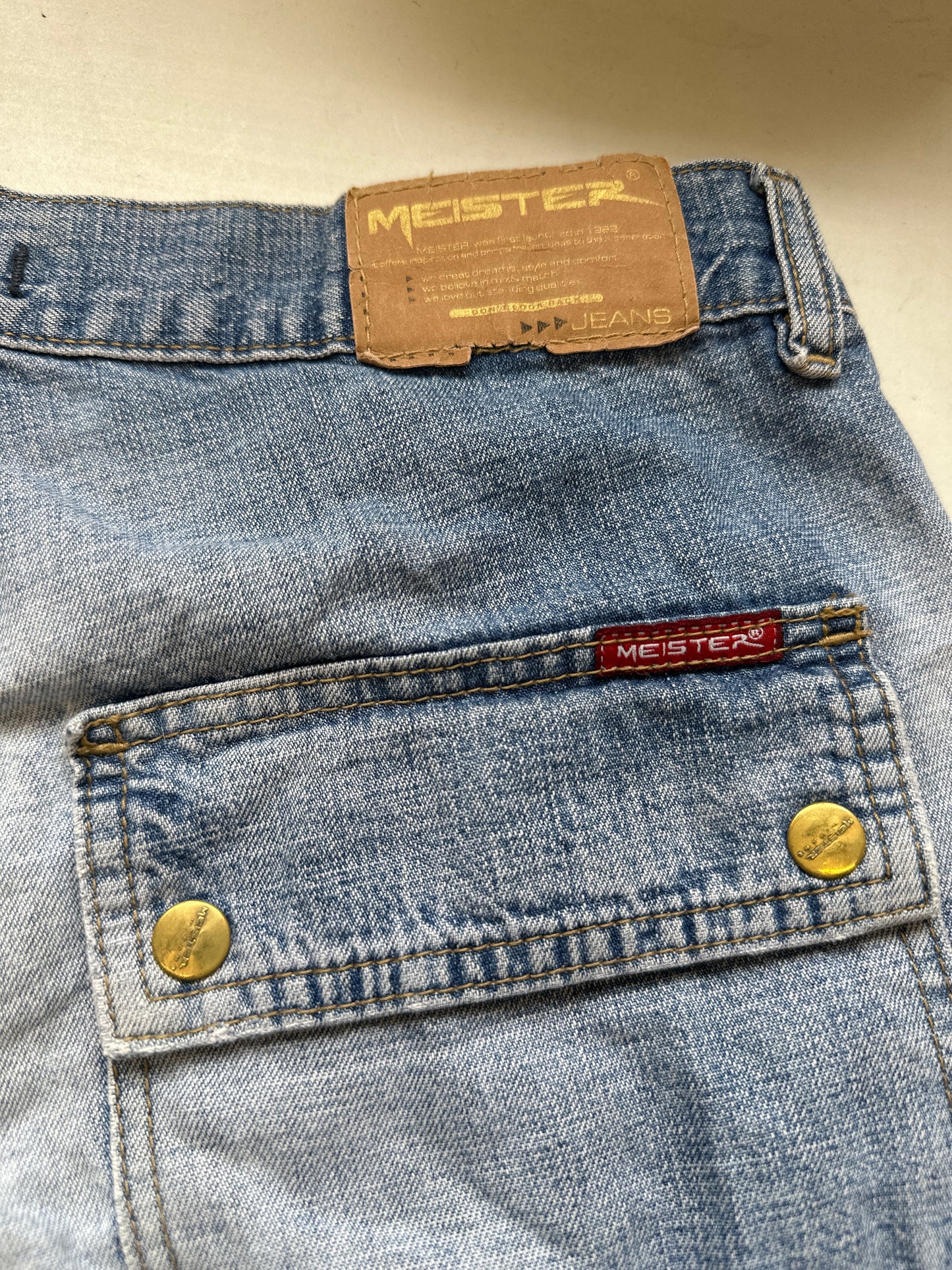 2000's light wash denim capri shorts