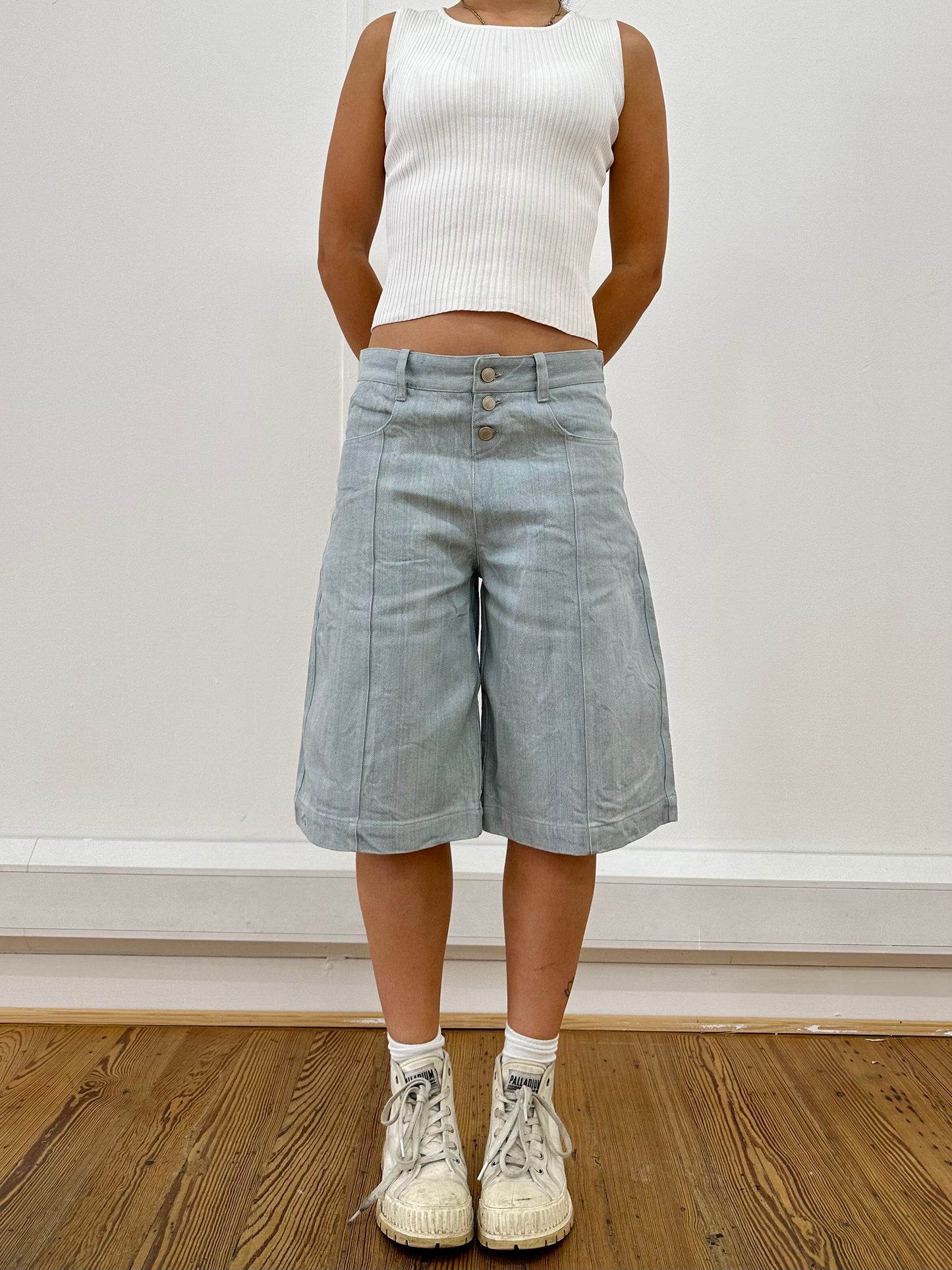 the skater short in light wash denim