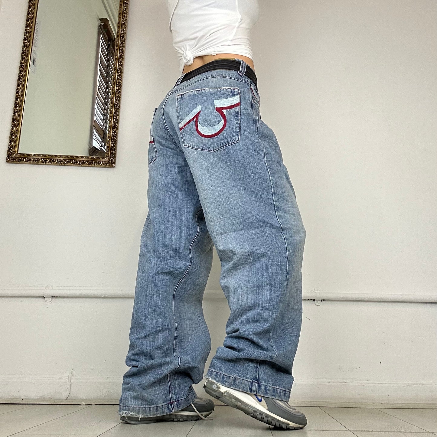 90’s baggy embroidered jeans