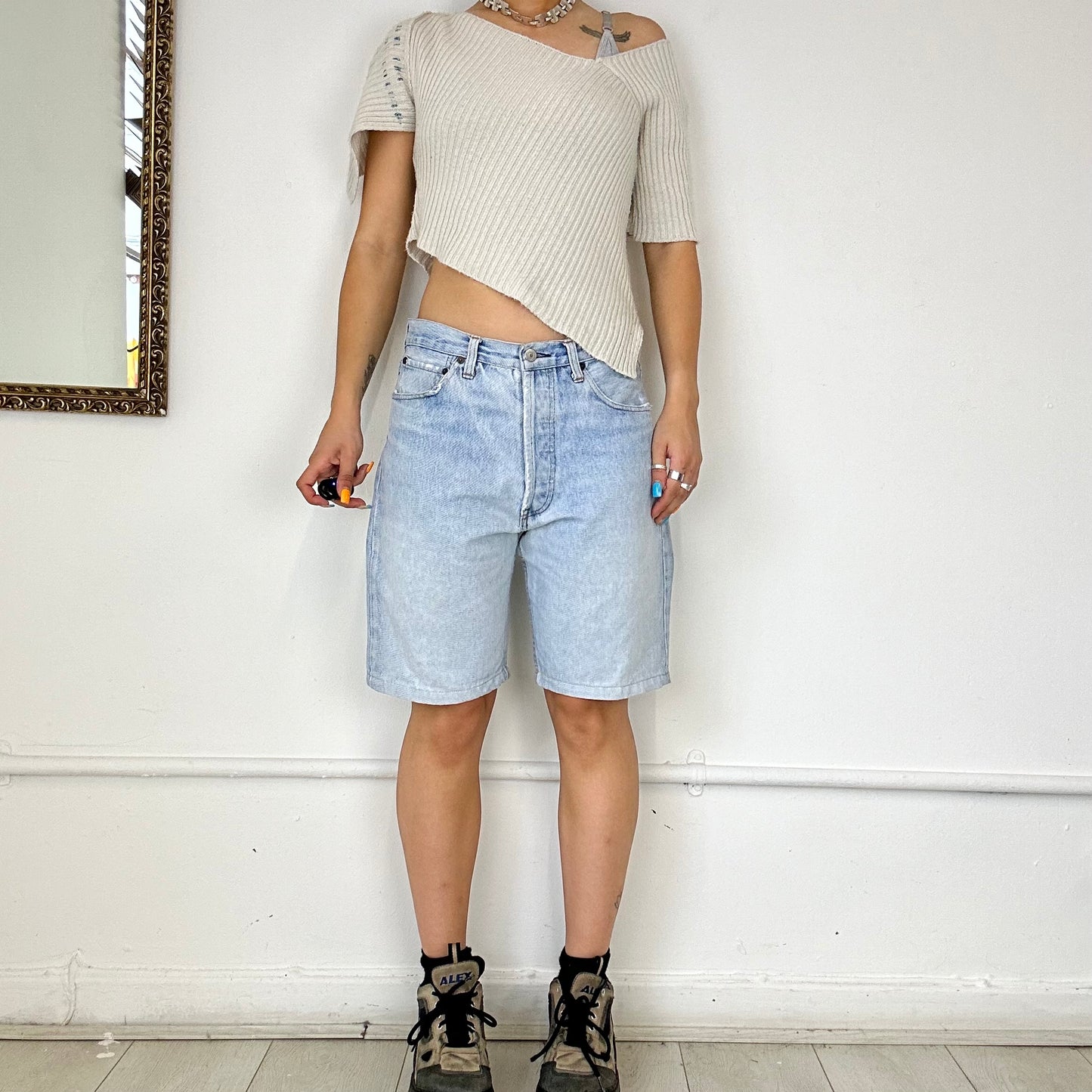 light wash vintage levi’s denim shorts