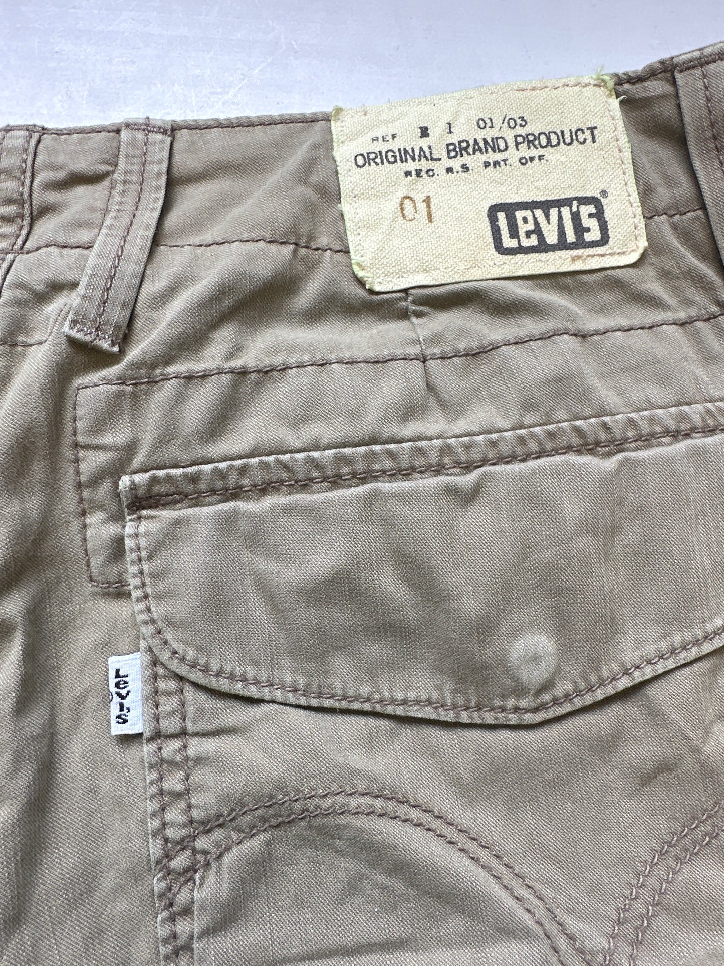 baggy khaki levi’s cargo shorts