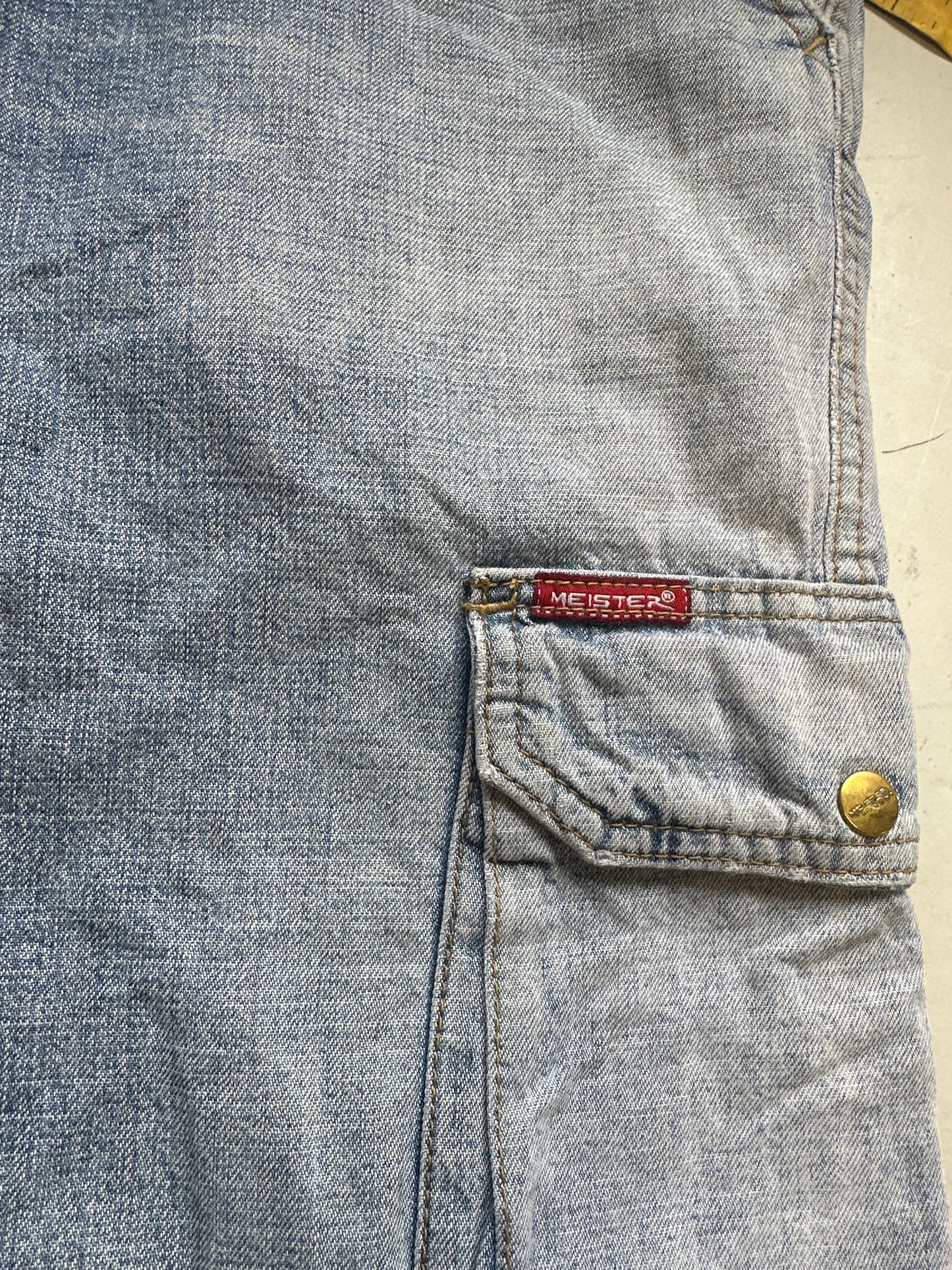 2000's light wash denim capri shorts