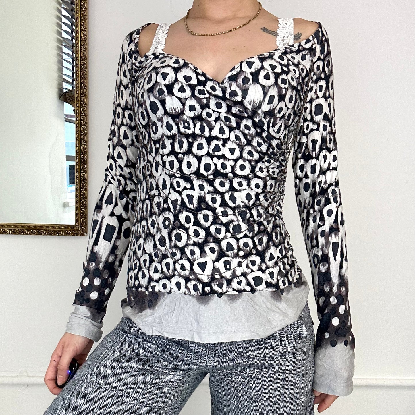 patterned v-neck long sleeve top with draped chain