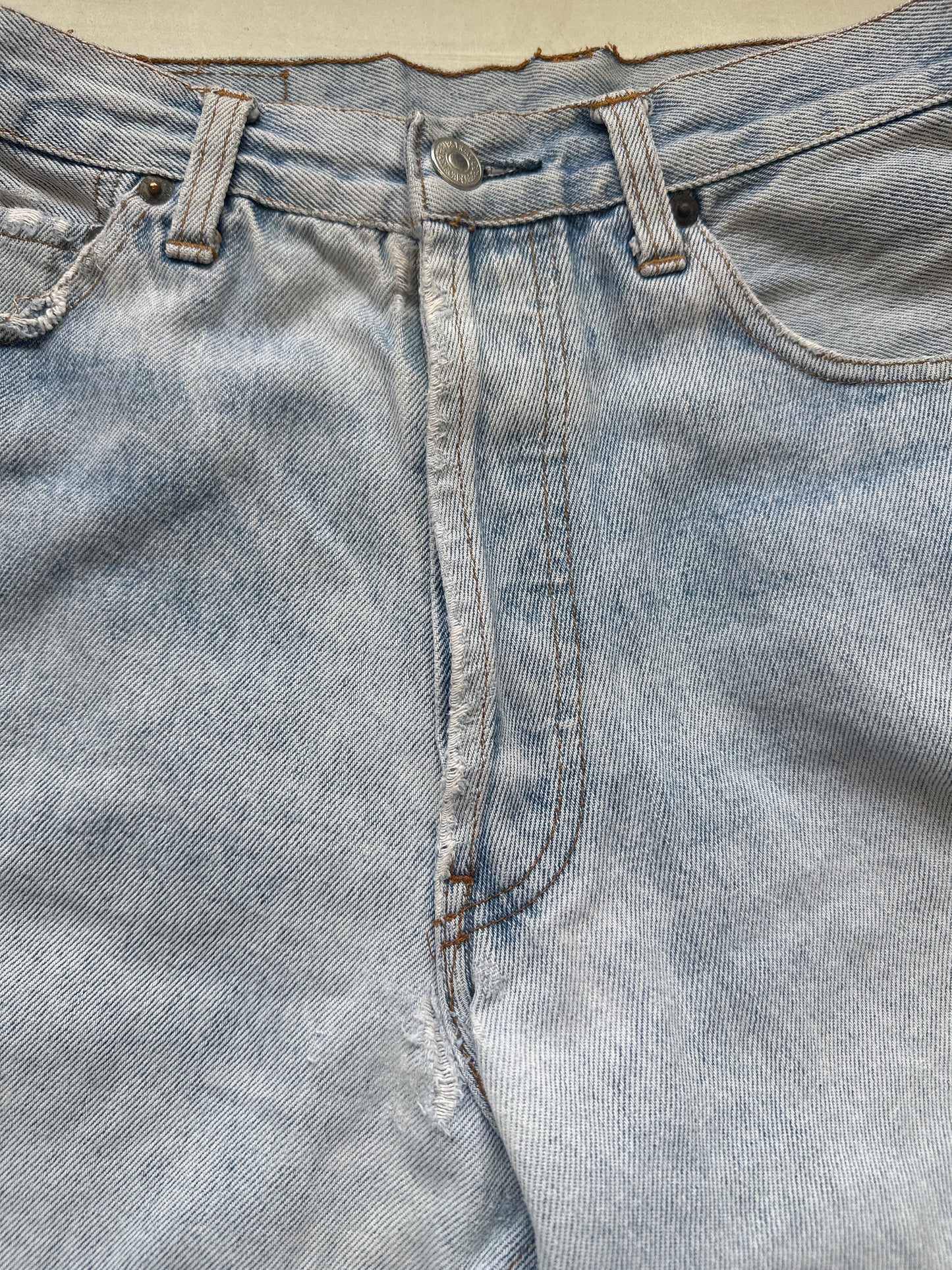 light wash vintage levi’s denim shorts