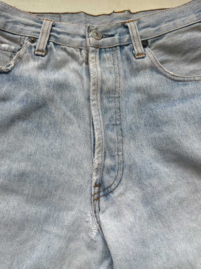 light wash vintage levi’s denim shorts