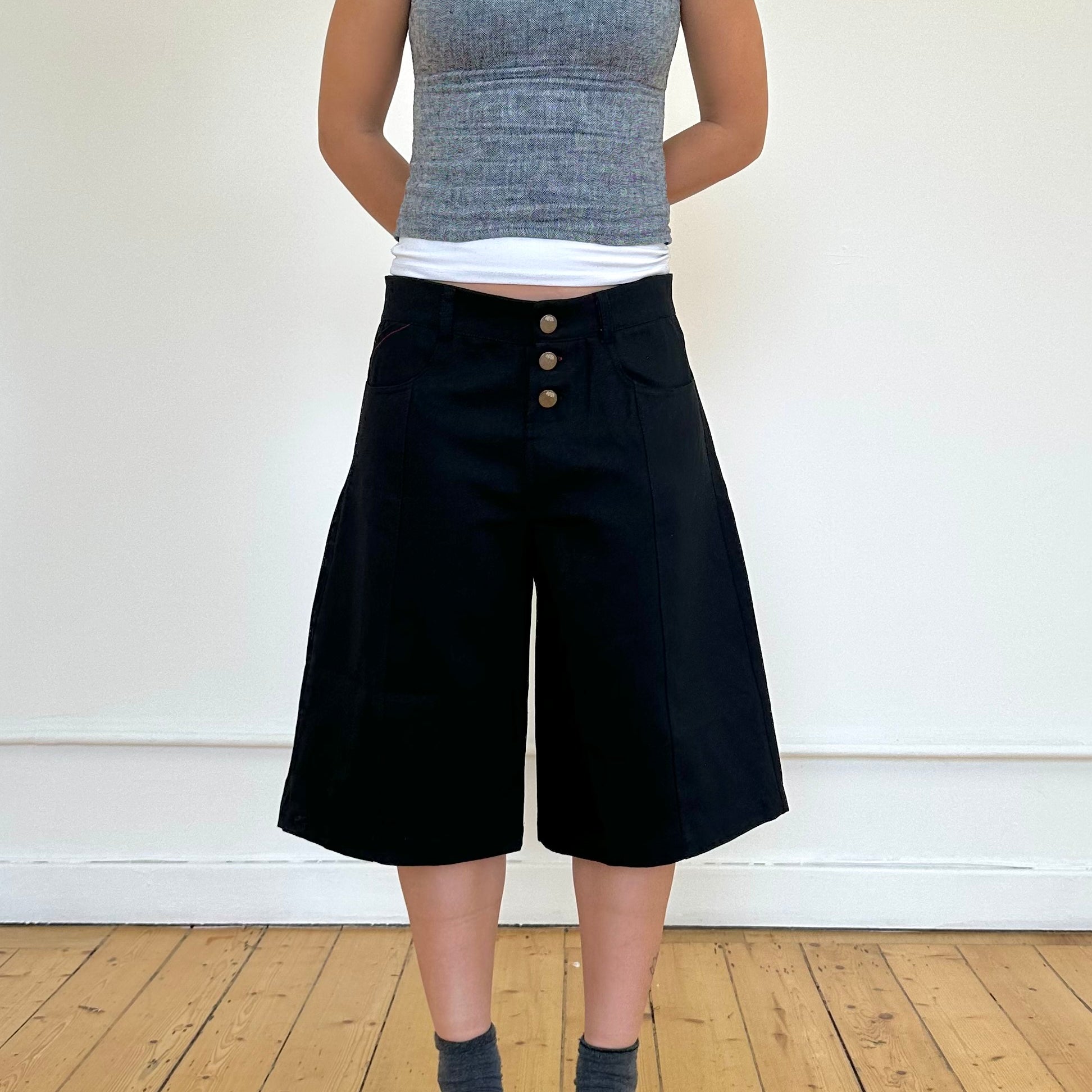 skater short - black denim