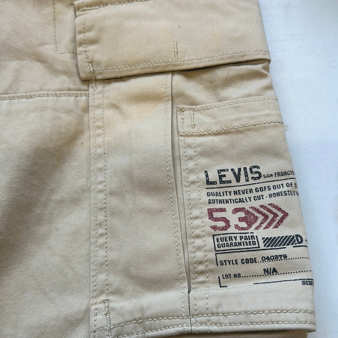 cream levi’s cargo trousers