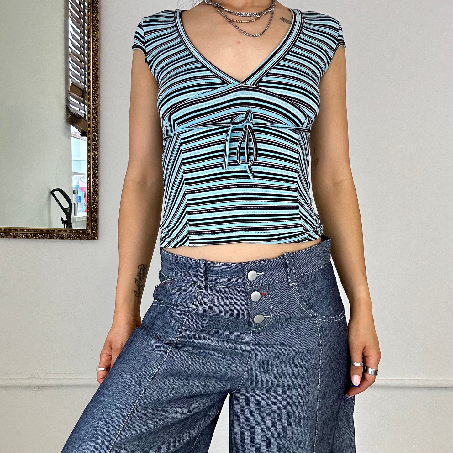 2000's blue striped v neck top