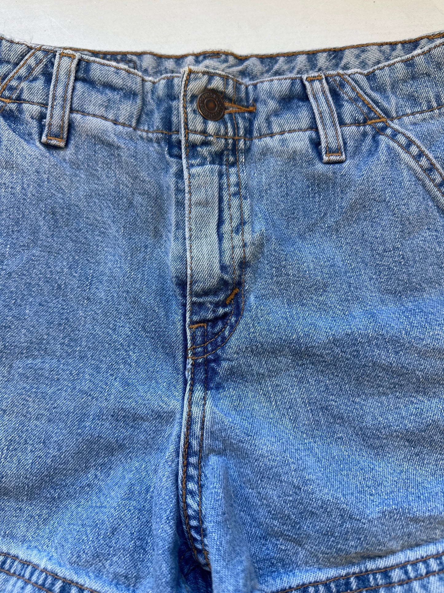 light wash levi’s denim shorts