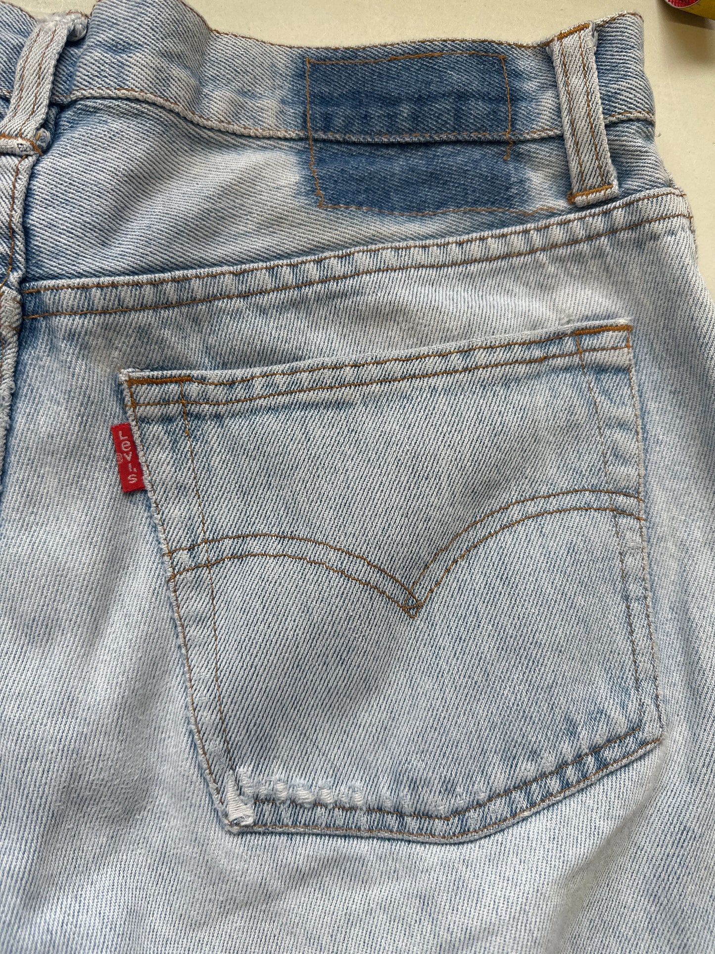 light wash vintage levi’s denim shorts