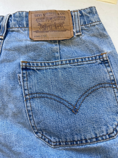 light wash levi’s denim shorts