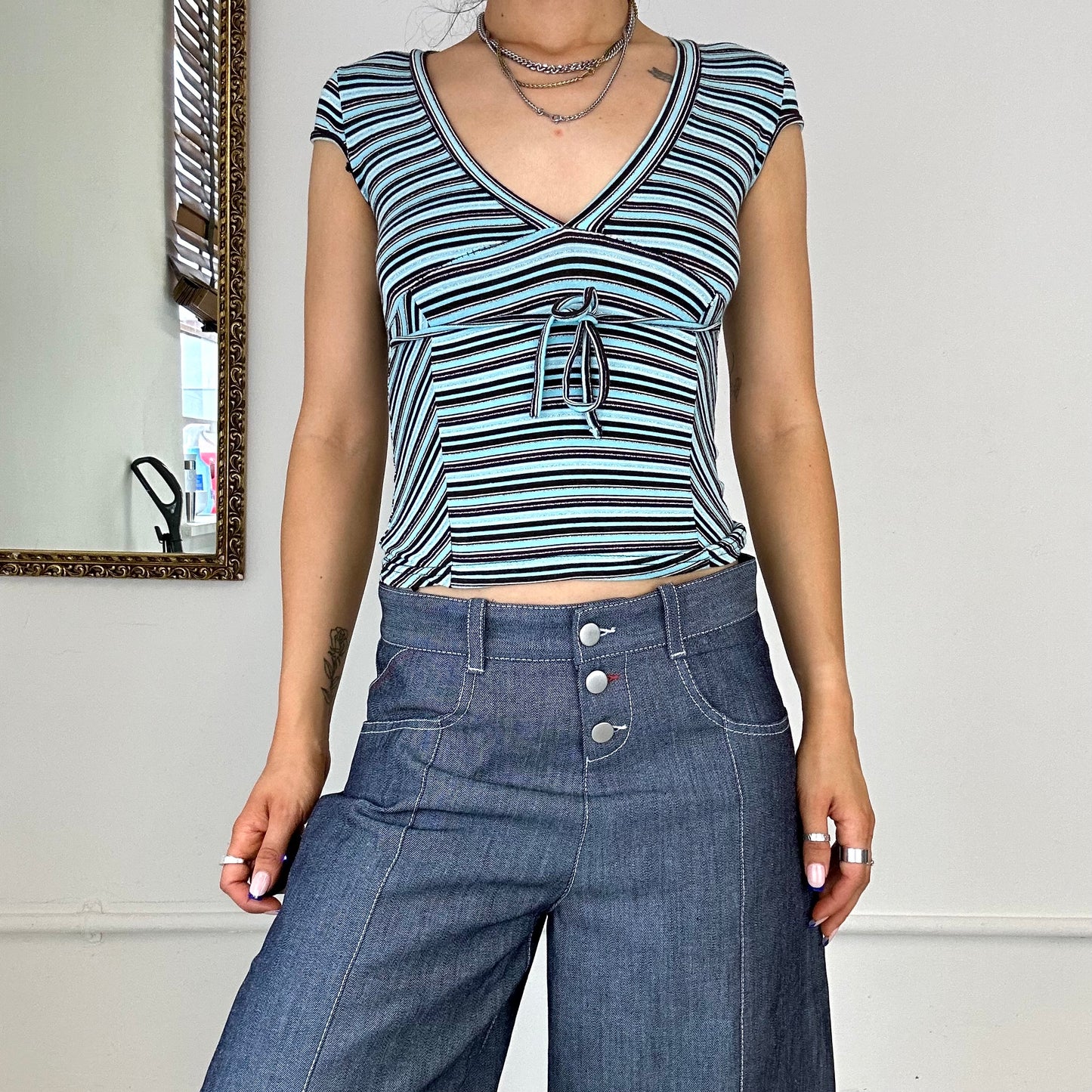 2000's blue striped v neck top