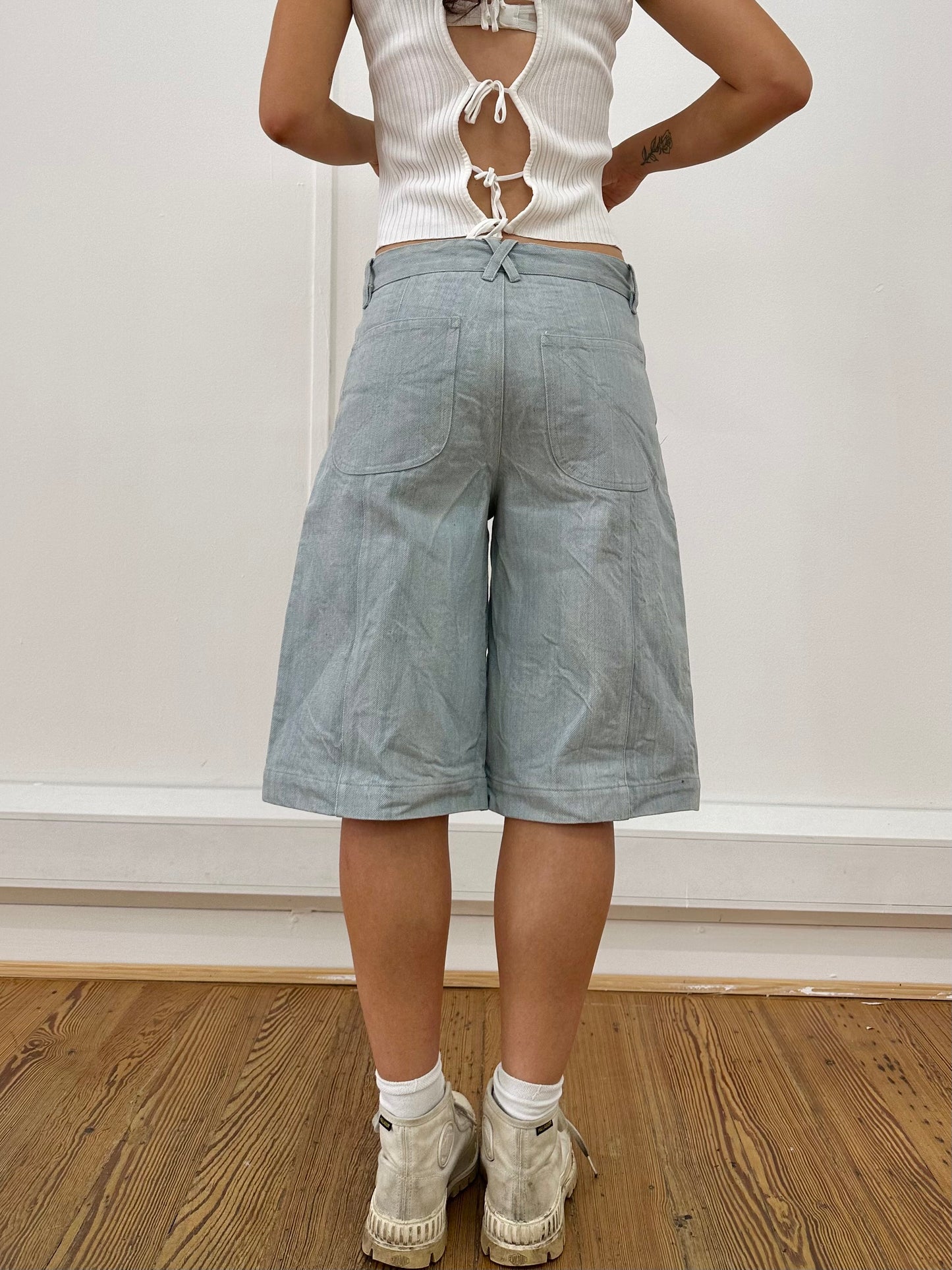 the skater short in light wash denim