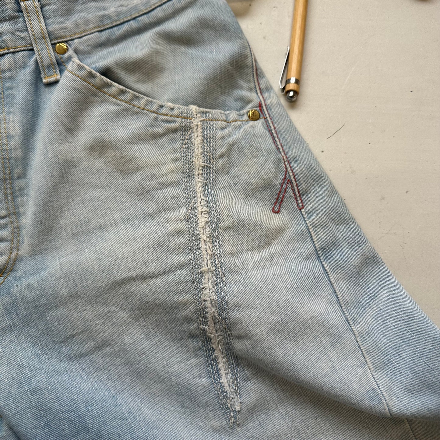 vintage light wash levi's twisted jeans