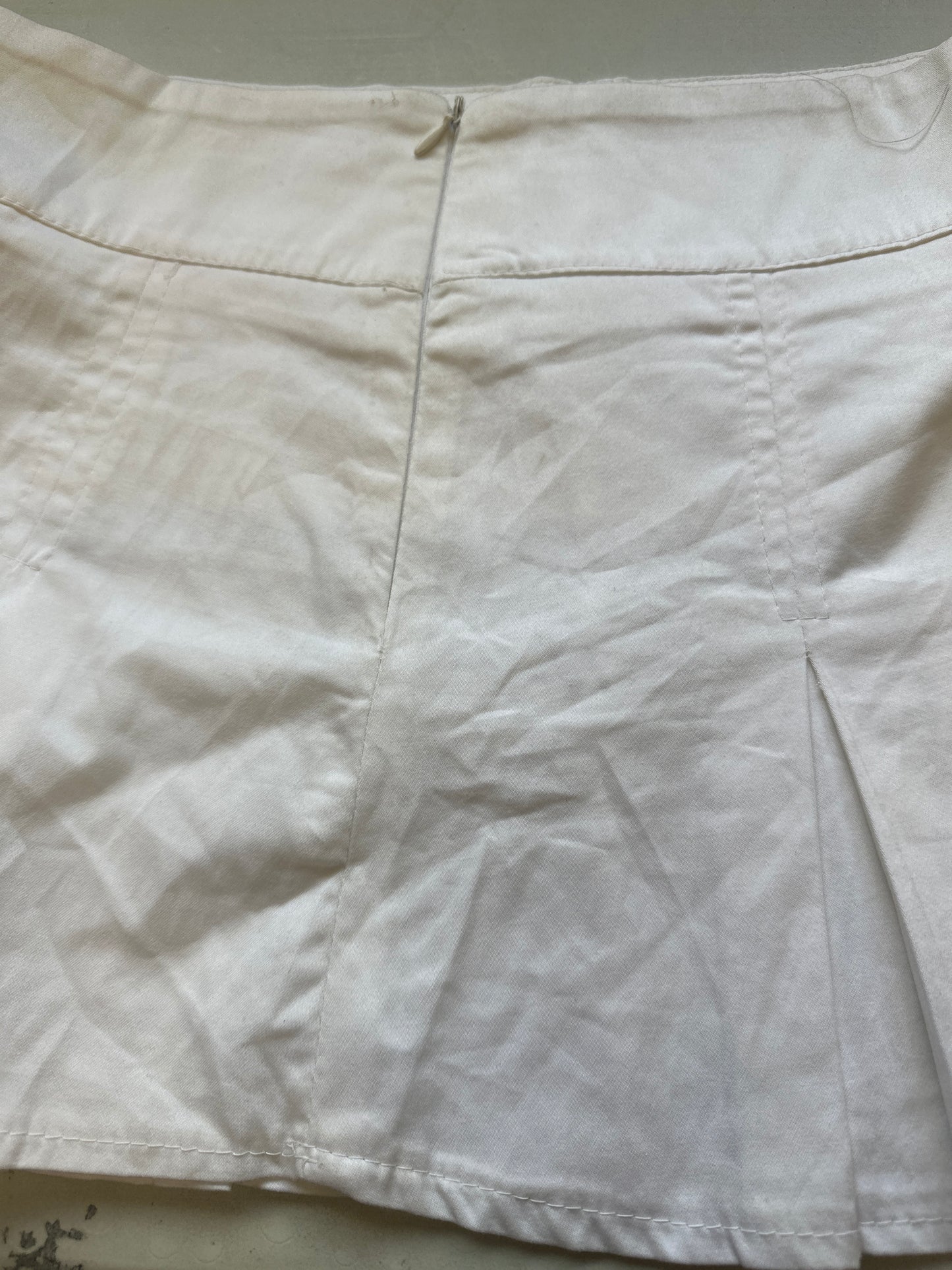 2000s white pleated mini skirt