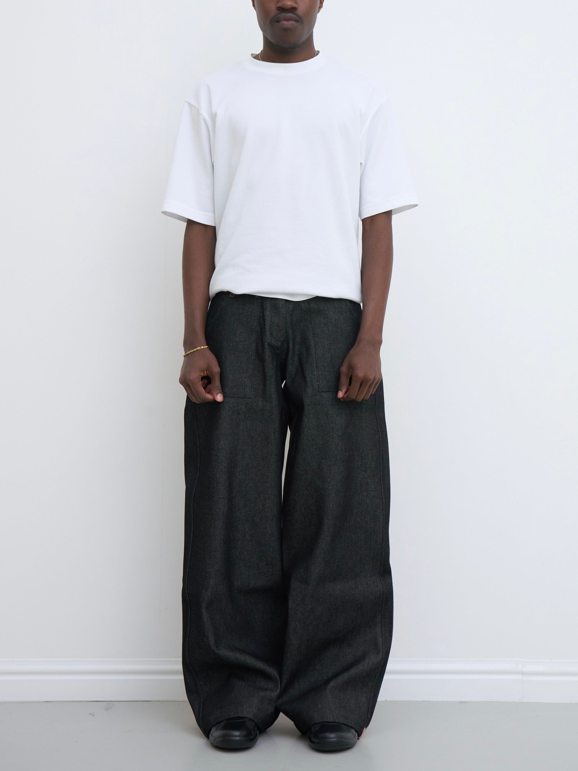 der slouch aus besticktem Denim in Anthrazit