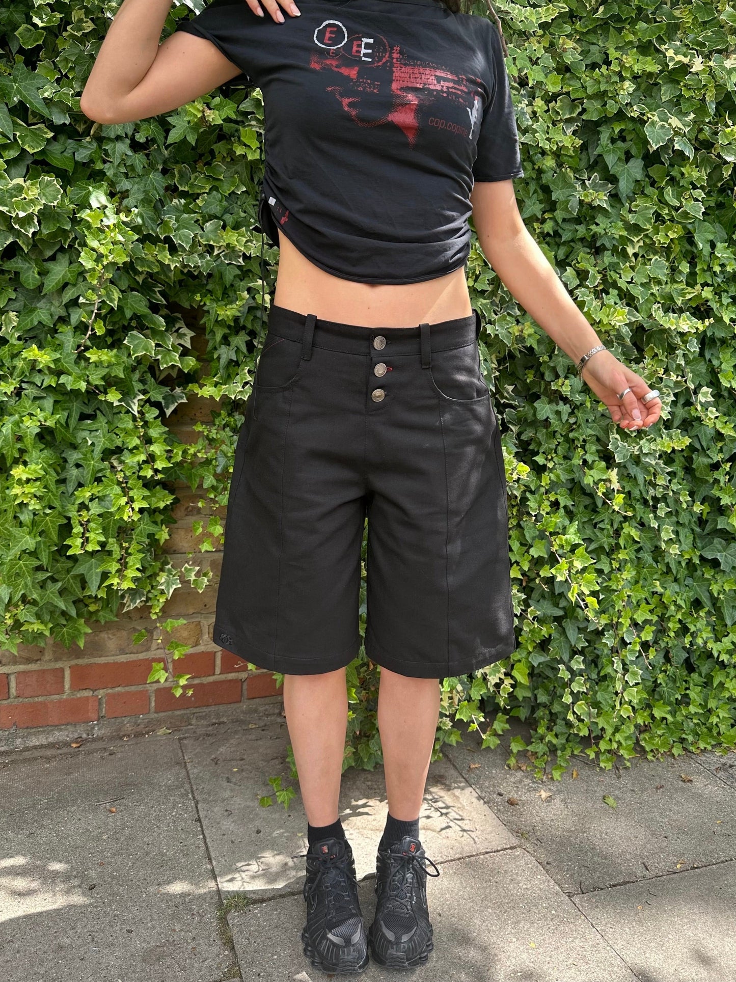 the skater short in black denim